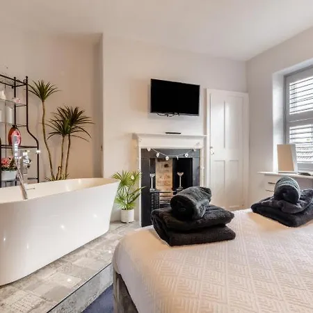 Castle Yard * Knaresborough